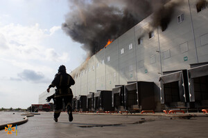 Было много дыма: спасатели рассказали подробности пожара на складах в Нерубайском  фото 12