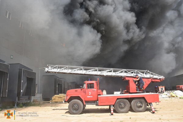Было много дыма: спасатели рассказали подробности пожара на складах в Нерубайском  фото 13