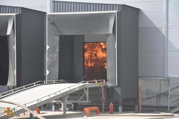 Было много дыма: спасатели рассказали подробности пожара на складах в Нерубайском  фото 14