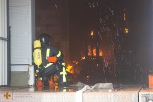 Было много дыма: спасатели рассказали подробности пожара на складах в Нерубайском  фото 15