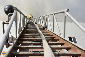 Было много дыма: спасатели рассказали подробности пожара на складах в Нерубайском  фото 18