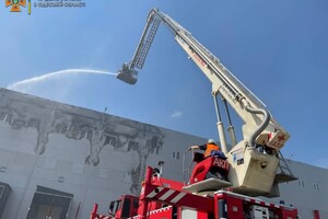 Было много дыма: спасатели рассказали подробности пожара на складах в Нерубайском  фото 20