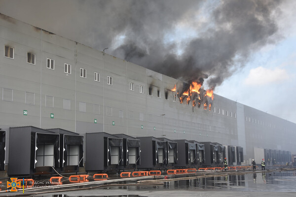 Было много дыма: спасатели рассказали подробности пожара на складах в Нерубайском  фото 21