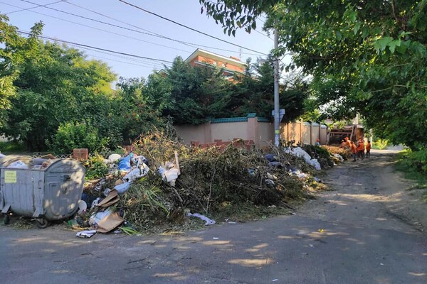 Не хотят чистоты: на Таирова люди засыпали часть улицы мусором фото 1