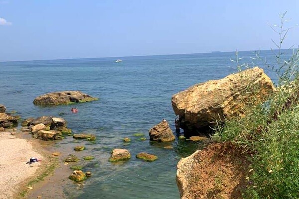 Тихие гавани, фотогеничные камни и водопад: как выглядит еще один дикий пляж в Фонтанке фото 13
