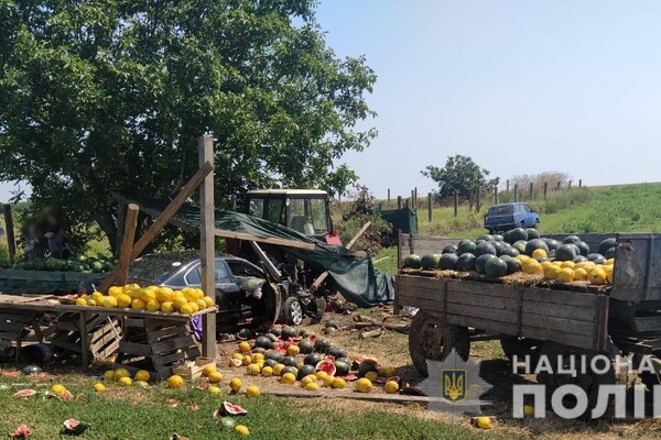 Под Санжейкой женщина-водитель влетела в лоток с арбузами: пострадал продавец (обновлено) фото