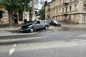 На Молдаванке машина влетела в стену дома: момент ДТП попал на видео фото