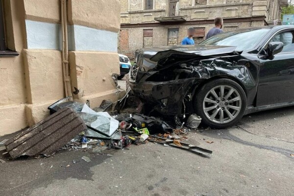 На Молдаванке машина влетела в стену дома: момент ДТП попал на видео фото 1