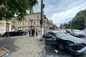 На Молдаванке машина влетела в стену дома: момент ДТП попал на видео фото 2