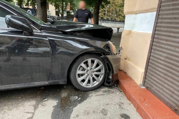 На Молдаванке машина влетела в стену дома: момент ДТП попал на видео фото 3