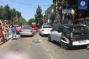 Люди чудом успели отскочить: в Одессе две машины влетели в остановку (обновлено) фото 1