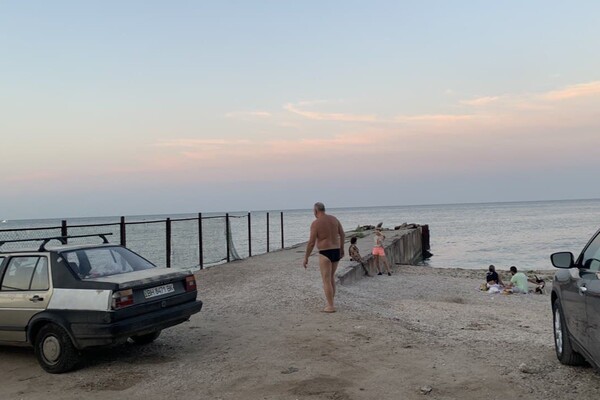 Стройка и немного отдыхающих: как выглядят пляжи в районе Успенского монастыря фото 3