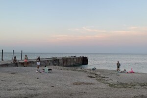Стройка и немного отдыхающих: как выглядят пляжи в районе Успенского монастыря фото 10
