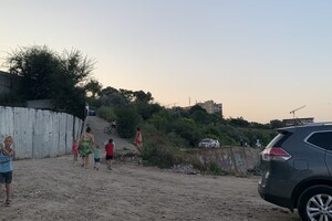 Стройка и немного отдыхающих: как выглядят пляжи в районе Успенского монастыря фото 16