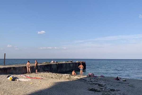 Стройка и немного отдыхающих: как выглядят пляжи в районе Успенского монастыря фото 18