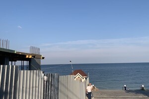 Стройка и немного отдыхающих: как выглядят пляжи в районе Успенского монастыря фото 22