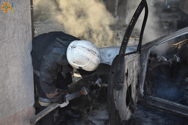 Территория завода: на Шкодовой горе сгорели сразу шесть автомобилей фото