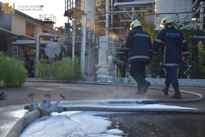 Территория завода: на Шкодовой горе сгорели сразу шесть автомобилей фото 2