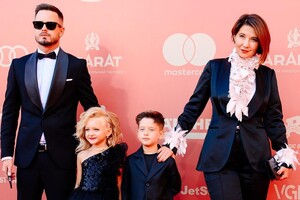 Иностранные звезды и роскошные наряды: как прошло открытие Одесского кинофестиваля фото 4