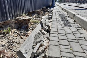 Год после капитального ремонта: в Одессе начал разрушаться спуск Маринеско фото 1