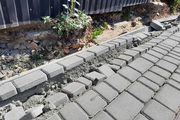 Год после капитального ремонта: в Одессе начал разрушаться спуск Маринеско фото 3