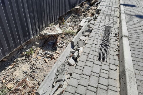 Год после капитального ремонта: в Одессе начал разрушаться спуск Маринеско фото 5