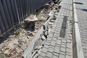 Год после капитального ремонта: в Одессе начал разрушаться спуск Маринеско фото 5