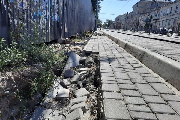 Год после капитального ремонта: в Одессе начал разрушаться спуск Маринеско фото 6
