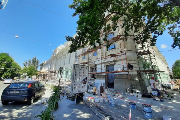 В Одессе заканчивают реставрацию Украинского театра: как он выглядит фото 1