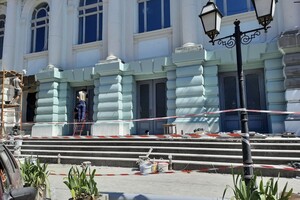В Одессе заканчивают реставрацию Украинского театра: как он выглядит фото 6