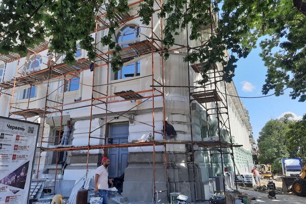 В Одессе заканчивают реставрацию Украинского театра: как он выглядит фото 7