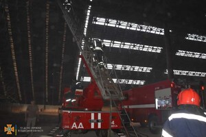 Под Одессой загорелся терминал &quot;ТИС&quot;: выгорели 1 000 квадратных метров фото