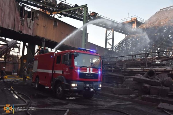 Под Одессой загорелся терминал &quot;ТИС&quot;: выгорели 1 000 квадратных метров фото 1