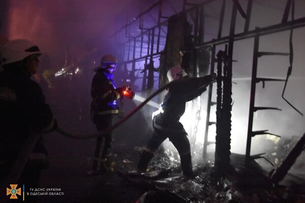 В Одессе сгорел магазин &quot;Конфискат&quot;: его могли поджечь фото 3