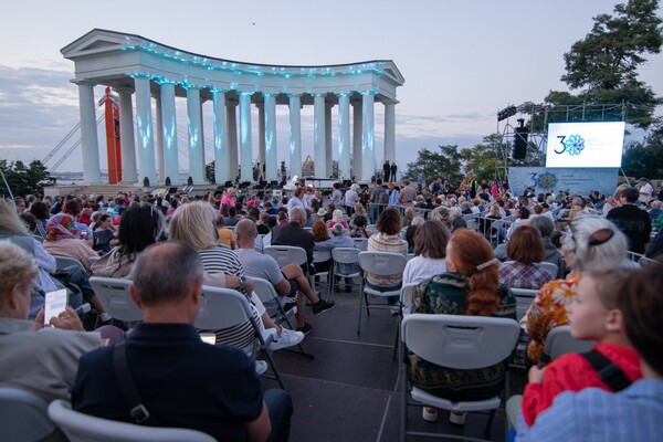 Атмосфера летней Одессы: у Воронцовской колоннады состоялся грандиозный open-air фото 4