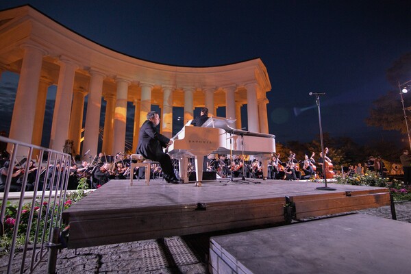 Атмосфера летней Одессы: у Воронцовской колоннады состоялся грандиозный open-air фото 14