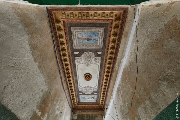 Очень красиво: в историческом доме Одессы восстановили потолочную роспись  фото 2