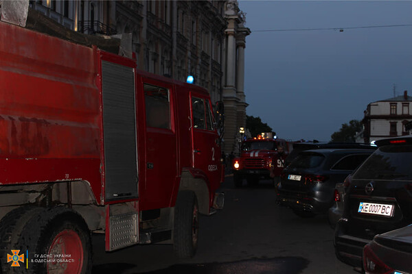 Нарушали правила пожарной безопасности: в центре Одессы загорелось кафе фото 5
