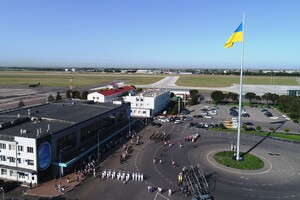 В аэропорту, на маяке и Потемкинской: как в Одессе отмечают День флага фото 2