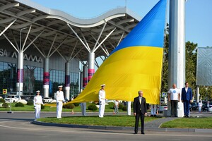 В аэропорту, на маяке и Потемкинской: как в Одессе отмечают День флага фото 3