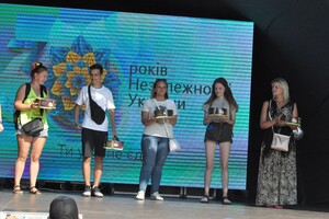 Давка и очереди за бесплатным тортом: в Одессе зарегистрировали всеукраинский рекорд  фото 5