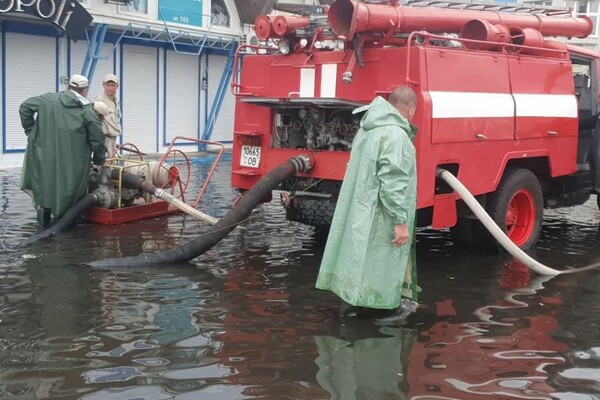 Летний дождик: в Одессе затопило улицы, магазины и парадные домов фото 1