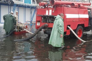 Летний дождик: в Одессе затопило улицы, магазины и парадные домов фото 1