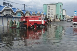 Летний дождик: в Одессе затопило улицы, магазины и парадные домов фото 2