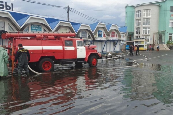 Летний дождик: в Одессе затопило улицы, магазины и парадные домов фото 3