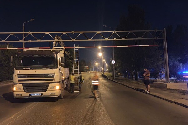 Ворота на Ивановском мосту: первая фура попала в &quot;ловушку&quot;, но проехала фото