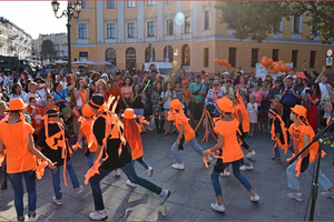 С клоунами и своим королем: в Одессе прошел фестиваль &quot;Рыжий город&quot; фото
