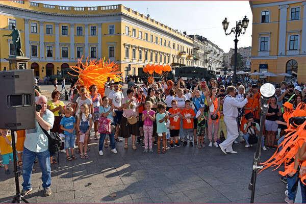 С клоунами и своим королем: в Одессе прошел фестиваль &quot;Рыжий город&quot; фото 1