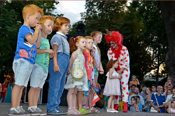 С клоунами и своим королем: в Одессе прошел фестиваль &quot;Рыжий город&quot; фото 4