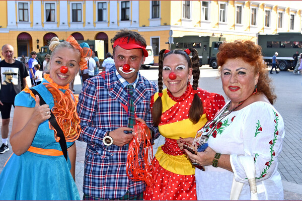 С клоунами и своим королем: в Одессе прошел фестиваль &quot;Рыжий город&quot; фото 5
